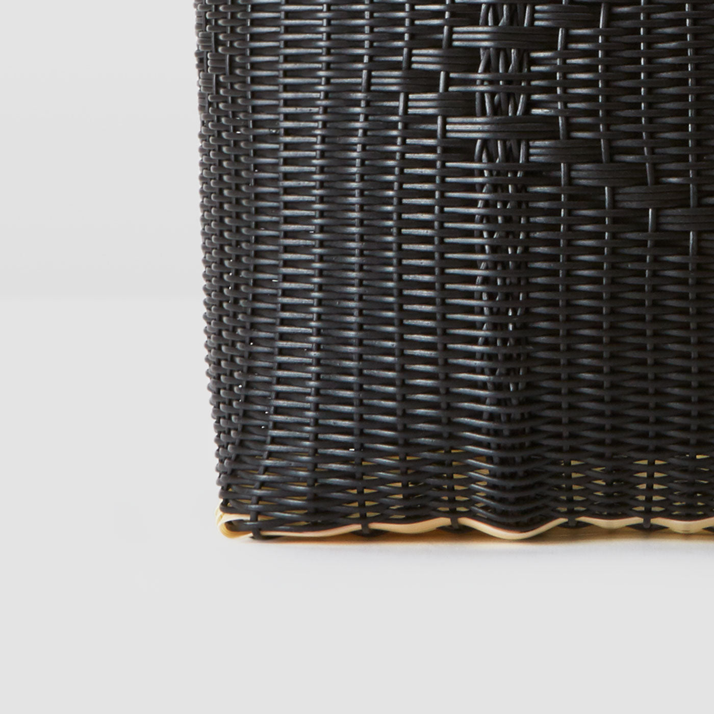 Basket Tote Medium in Black