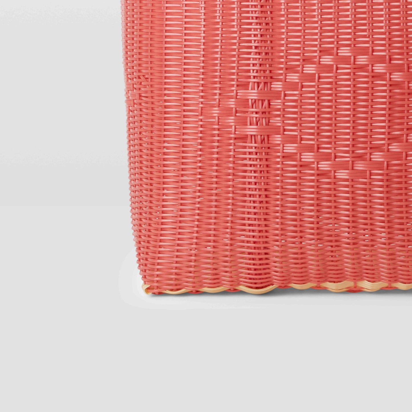 Basket Tote Medium in Strawberry