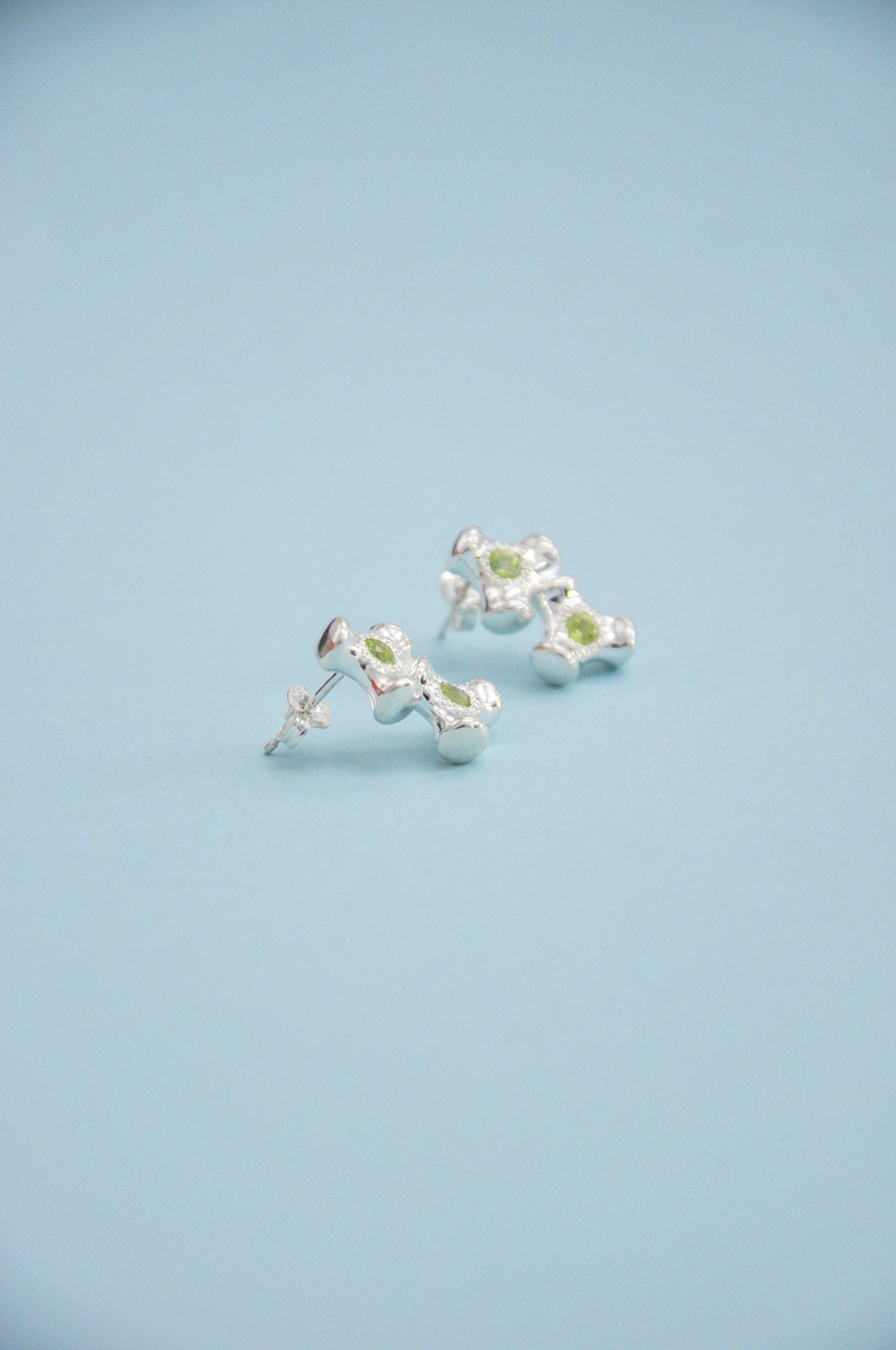 Double Knuckle Single Stud in Peridot