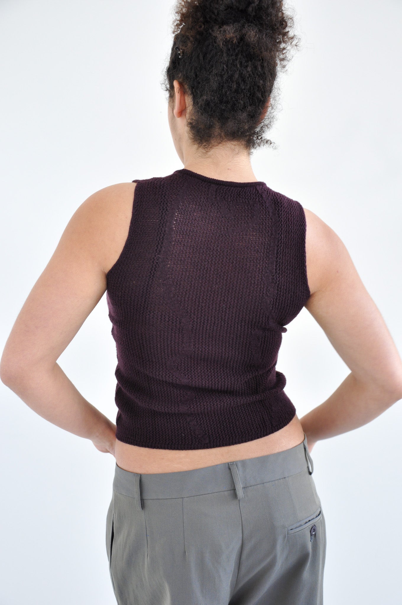 Slow Mesh Knit Fitted Vest in Auburgine
