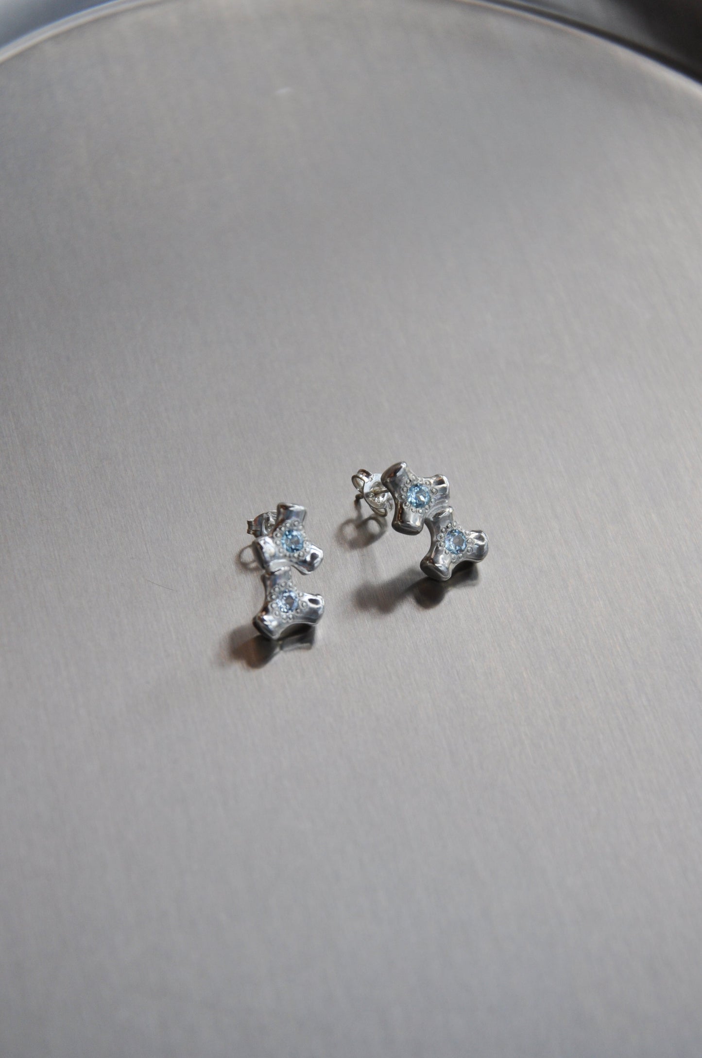 Double Knuckle Single Stud in Topaz