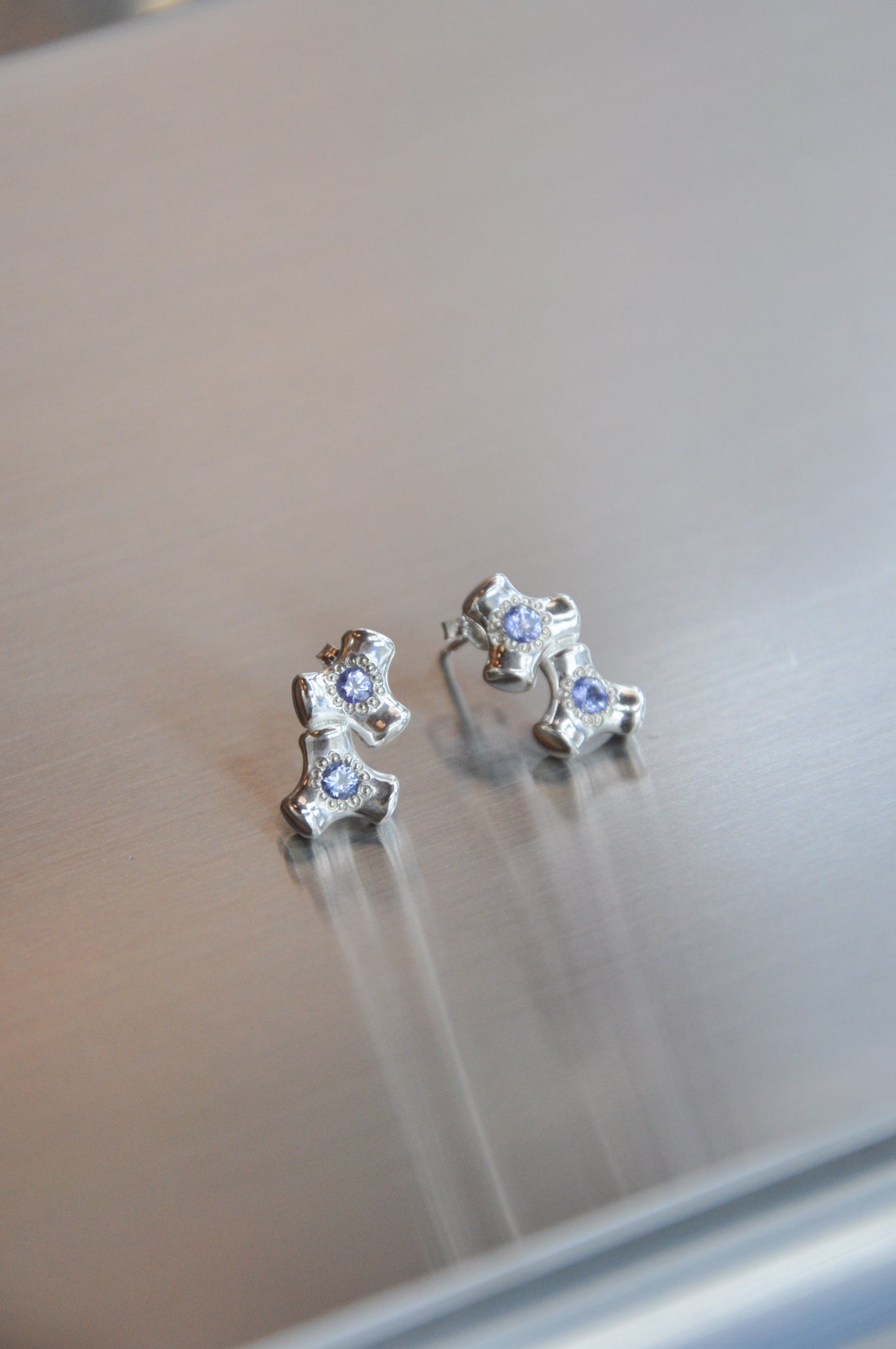 Double Knuckle Single Stud in Amethyst