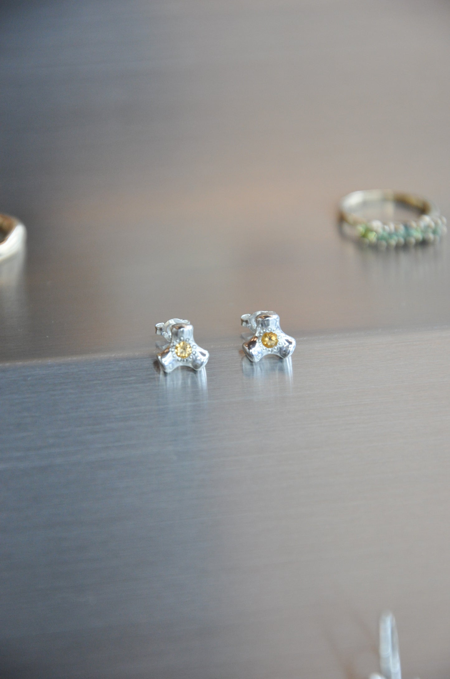 Knuckle Single Stud in Yellow Citrine