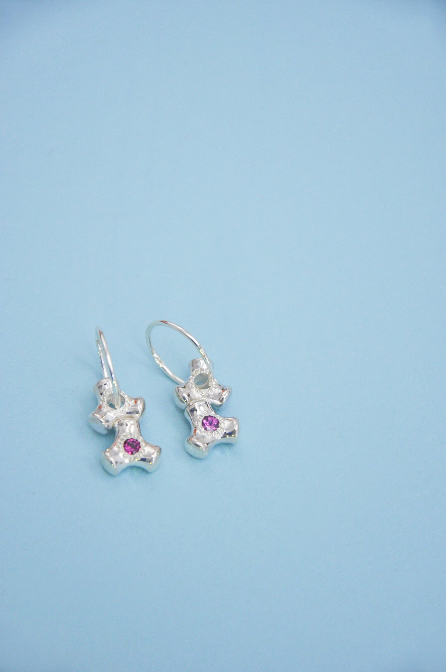 Double Knuckle Single Sleeper in Rhodonite Garnet