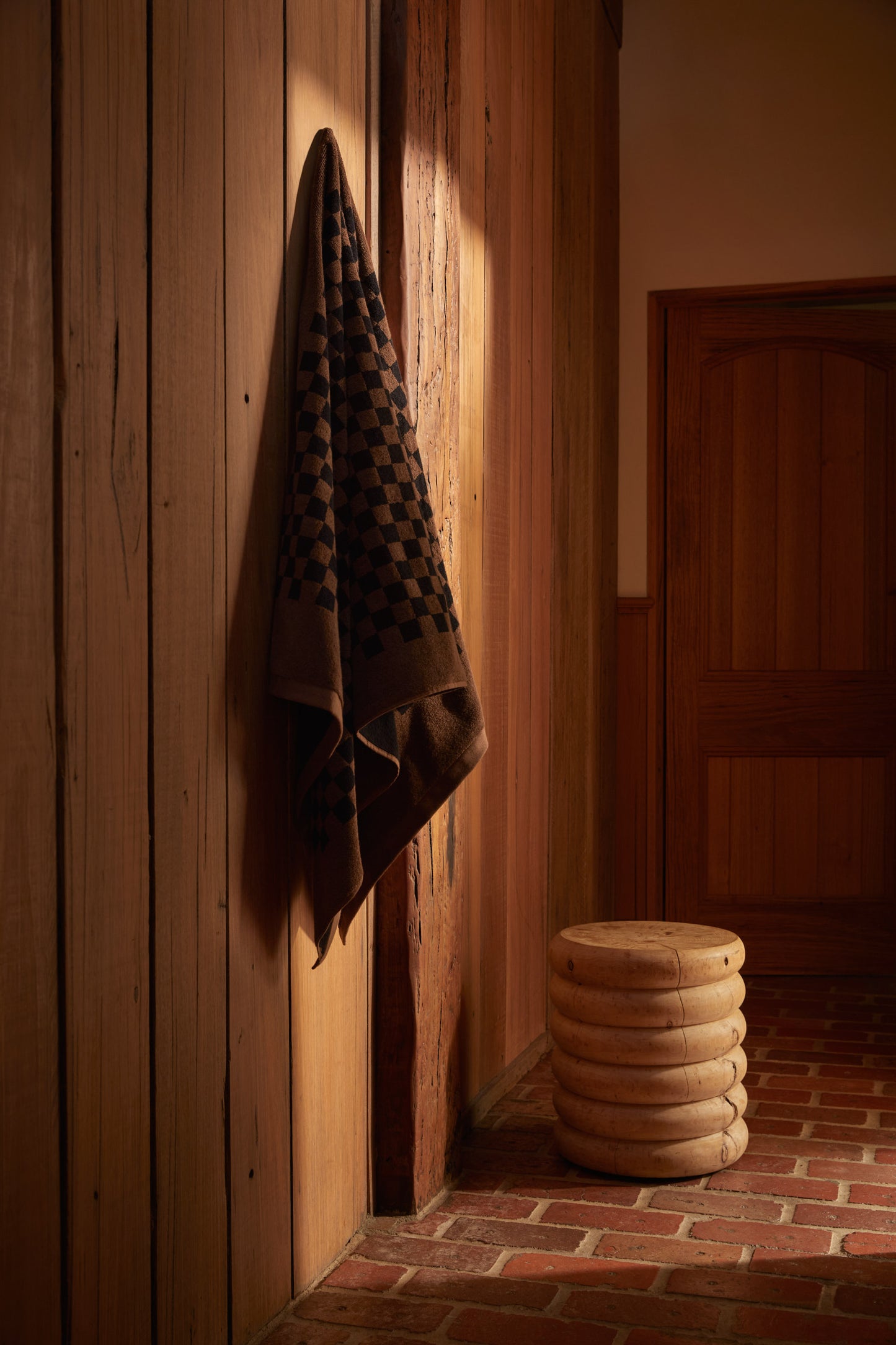 Roman Pool Towel in Tabac & Noir