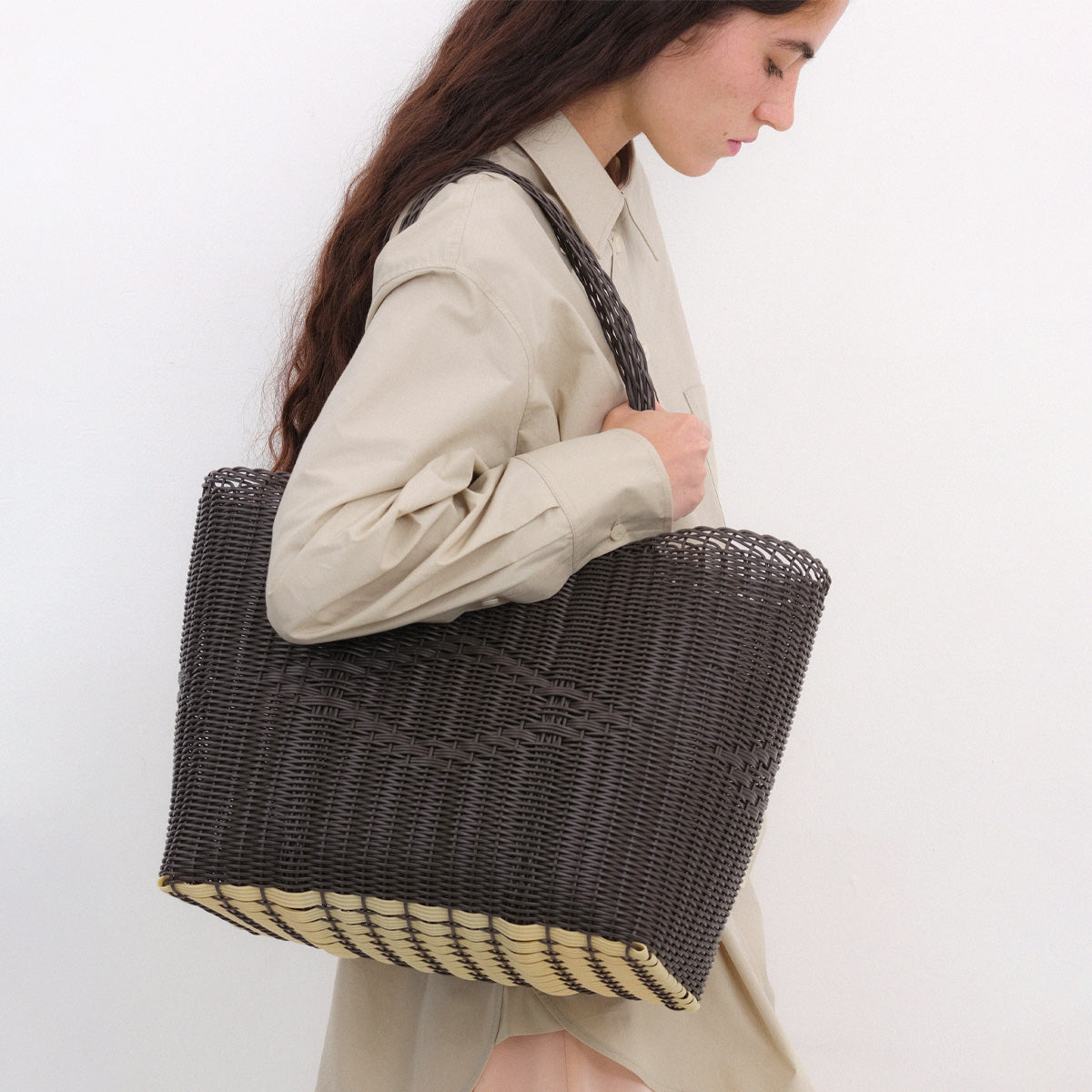 Basket Tote Medium in Midnight Brown