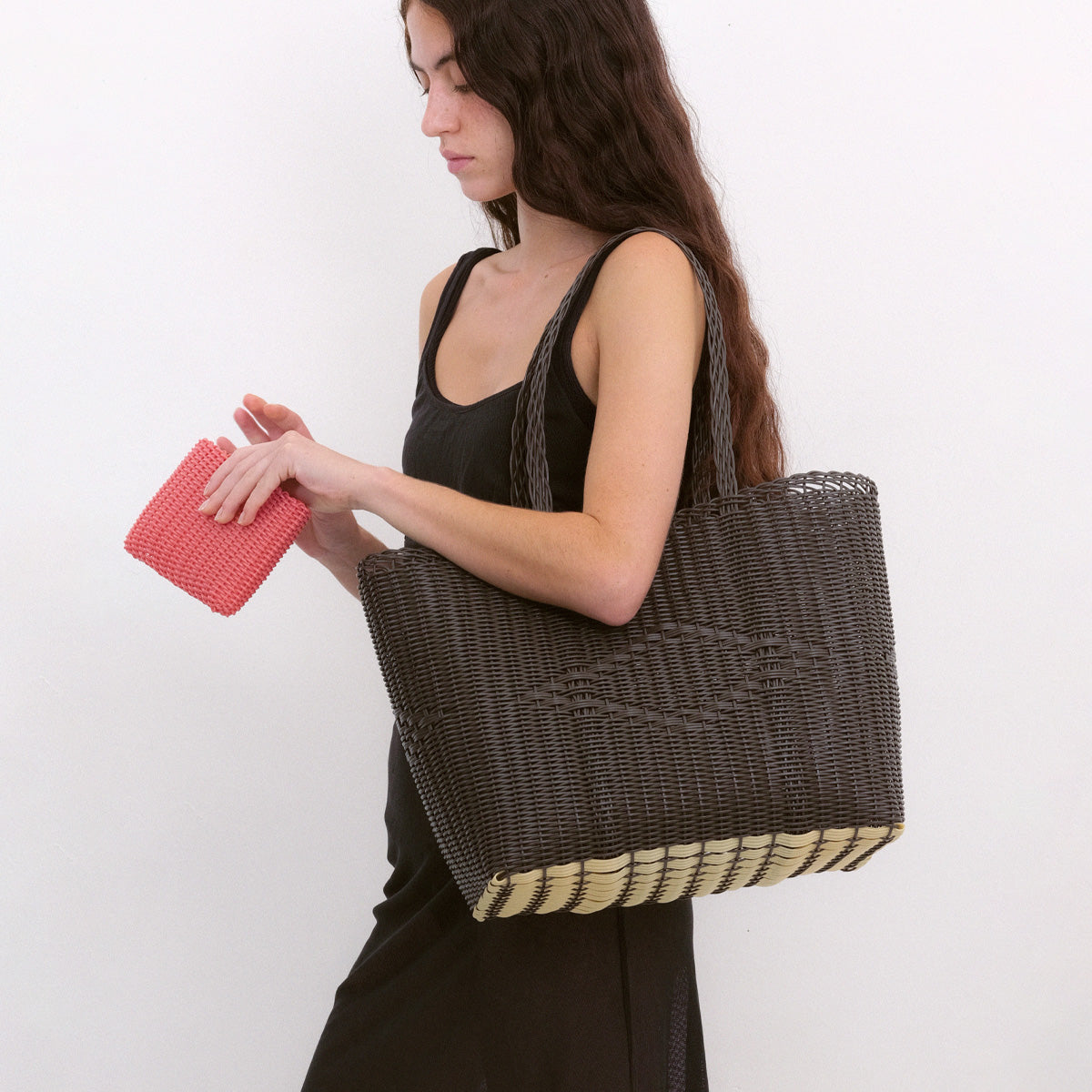 Basket Tote Medium in Midnight Brown
