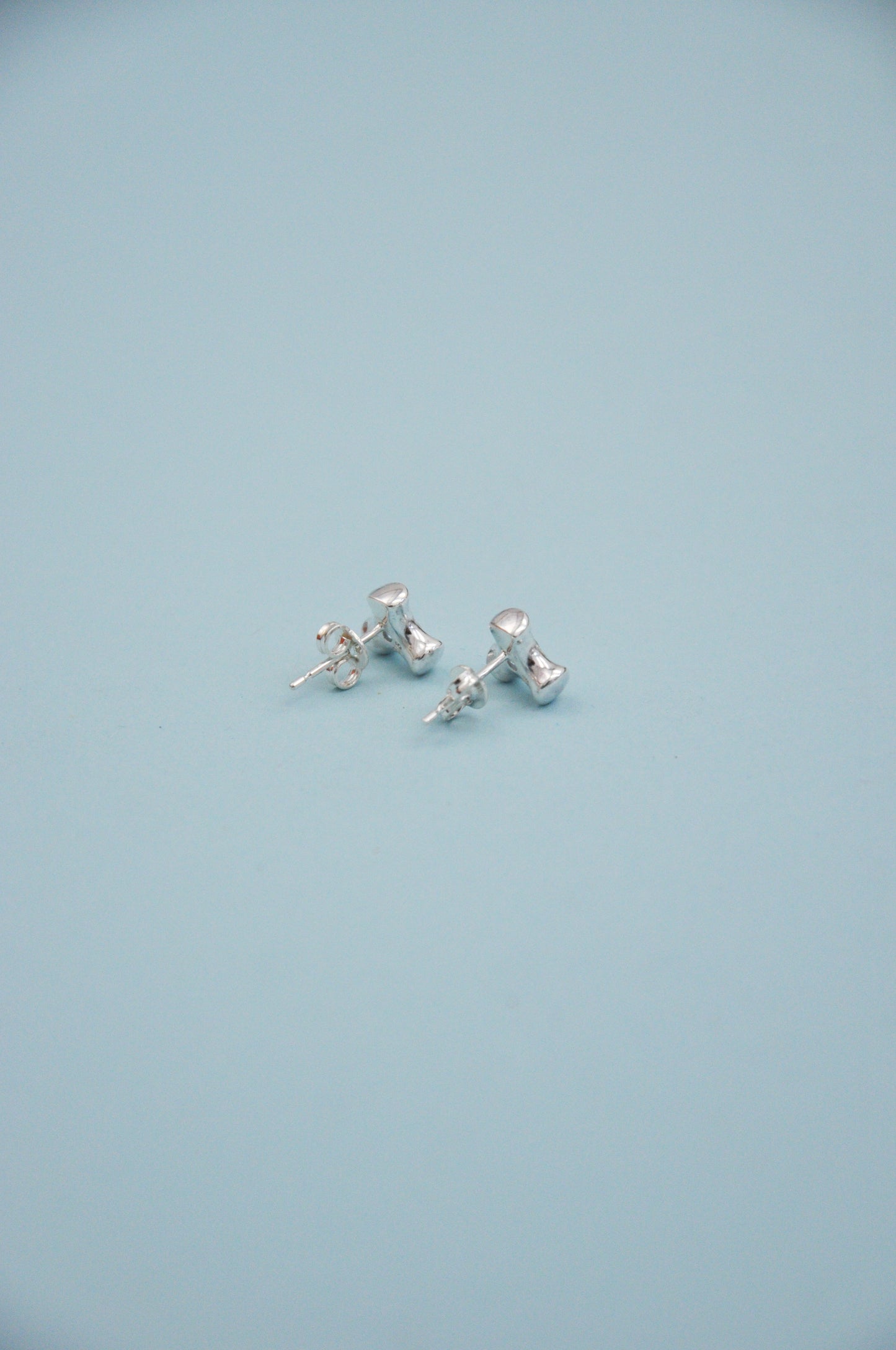 Knuckle Single Stud in Topaz London