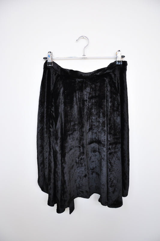 Helen Cherry Velvet Apron - black