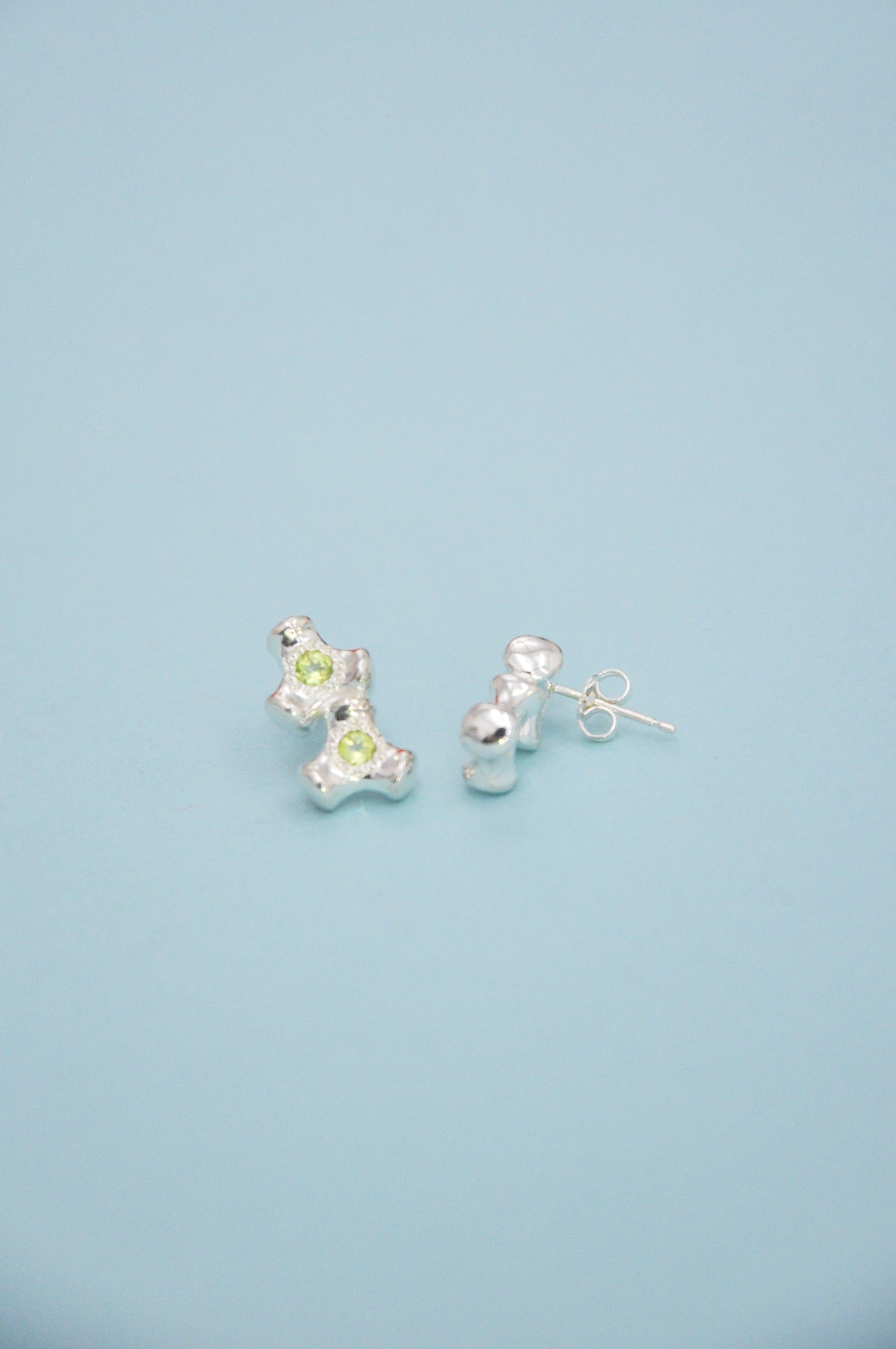 Double Knuckle Single Stud in Peridot