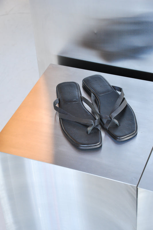 Aere Leather Sandals - black
