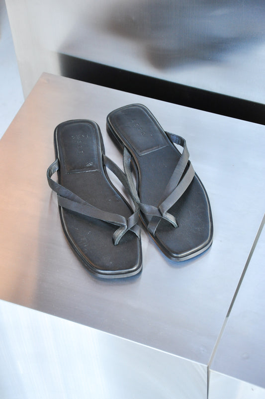 Aere Leather Sandals - black
