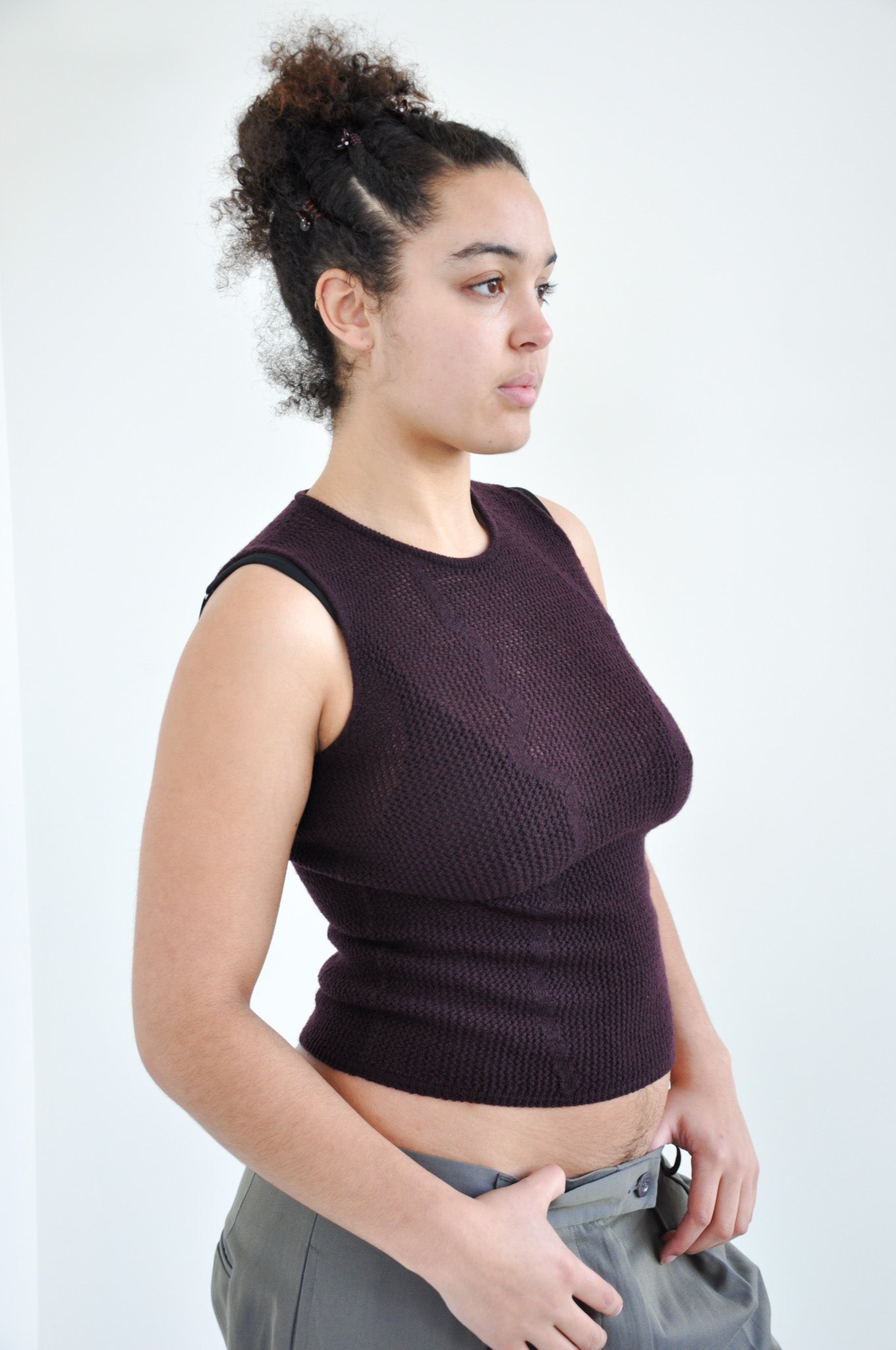 Slow Mesh Knit Fitted Vest in Auburgine