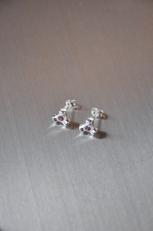 Knuckle Single Stud in Rhodonite Garnet