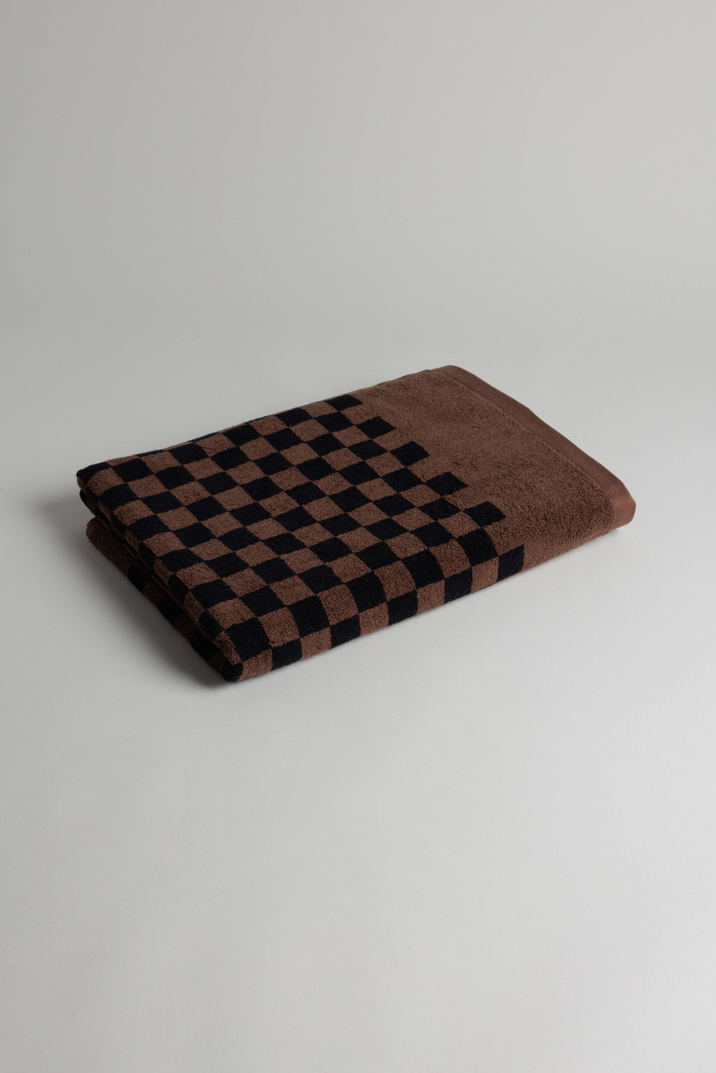 Roman Pool Towel in Tabac & Noir